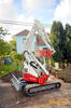 01. Pásové midirypadlo Takeuchi TB153FR umí dokonale sbalit rameno
