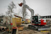 03. Takeuchi TB2150 zvedá kameninové potrubí