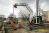 09. Takeuchi TB2150 manipuluje s kameninovým potrubím