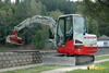 Takeuchi TB240 pózuje na hrázi v Blansku