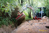 Takeuchi TB240 zasýpá rýhu kolem cesty