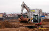 Rypadlo Takeuchi TB 290 vyjíždí na stavbu