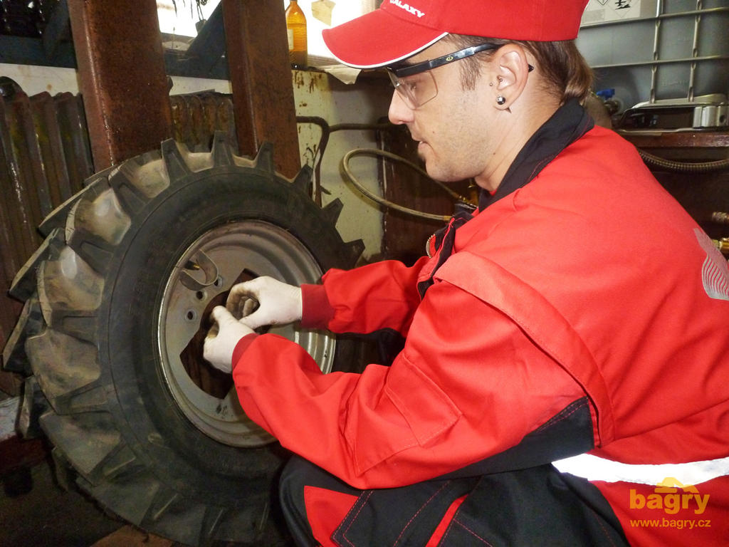 Technik Libor Lechowicz plní jednu z mnoha pneumatik