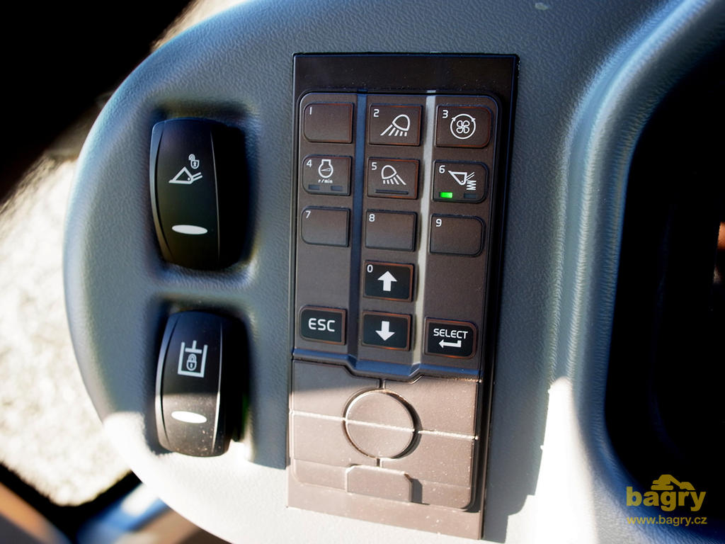 Nová tlačítka vlevo od volantu