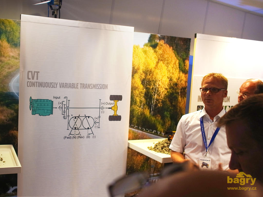 Gunnar Stein, globální ředitel hnacích systémů Volvo CE, prezentuje schéma převodovky CVT