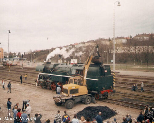 DH 112 nakládá uhlí do parní lokomotivy v rámci železničářských oslav "Pod vrcholky Bílých Karpat" (snímek z roku 2004).