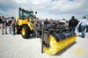 Kolový nakladač Volvo L25F se zametačem Holms SL-2.0