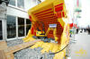 Pásové mikrorypadlo Komatsu PC09-1 ve lžíci 29 m³ z rypadla Komatsu PC5500