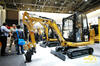 Pásové minirypadlo Caterpillar 302.2D s vyrývačem kořenů pařezů Wurzelratte