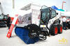 Smykem řízený nakladač Bobcat S530 se zametačem 213 cm