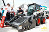 Smykem řízený nakladač Bobcat S570 se sběračem kamenů 6B