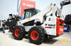 Smykem řízený nakladač Bobcat S850 s drážkovačem WS32