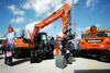 Kolové rypadlo Doosan DX140W-5 s čelisťovým drapákem Kinshofer C18VE