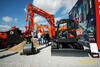 Pásové midirypadlo Doosan DX85R-3 s čelisťovým drapákem na kulatinu