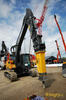 Pásové rypadlo Volvo EC220E s hydraulickým kladivem Volvo HB22 (Low Noise).