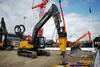 Pásové rypadlo Volvo EC220E s hydraulickým kladivem Volvo HB22 (Low Noise)