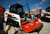 Pásový smykem řízený nakladač Bobcat T450 s hydraulickou frézou Bobcat
