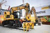Dvoucestné rypadlo Caterpillar M323F s podbíječkou Kinshofer DT03