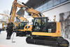 Pásové rypadlo Caterpillar 325F L s vydrcovacími nůžkami P325