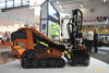 Pásový smykem řízený nakladač Ditch Witch SK800 s jádrovou vrtačkou Utilicor MTC100
