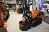 Pásový smykem řízený nakladač Ditch Witch SK800 s jádrovou vrtačkou Utilicor MTC-100