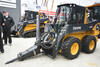 Smykem řízený nakladač John Deere 324G s kladivem HH60C
