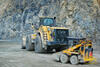 Smykem řízený nakladač UNC 060 se svým větším společníkem Komatsu WA600-6