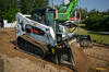 Pásový smykem řízený nakladač Bobcat T770 s automatickou grejdrovací radlicí AP Powerblade PB2200