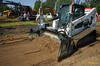 Pásový smykem řízený nakladač Bobcat T770 s automatickou grejdrovací radlicí AP Powerblade PB2200  a laserovými čidly Topcon LS-B110