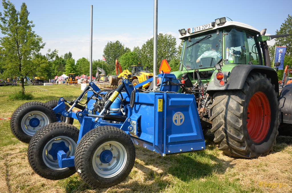 Traktor Fendt Favorit 716 Vario s automatickou grejdrovací radlicí AP Machinebouw KB80