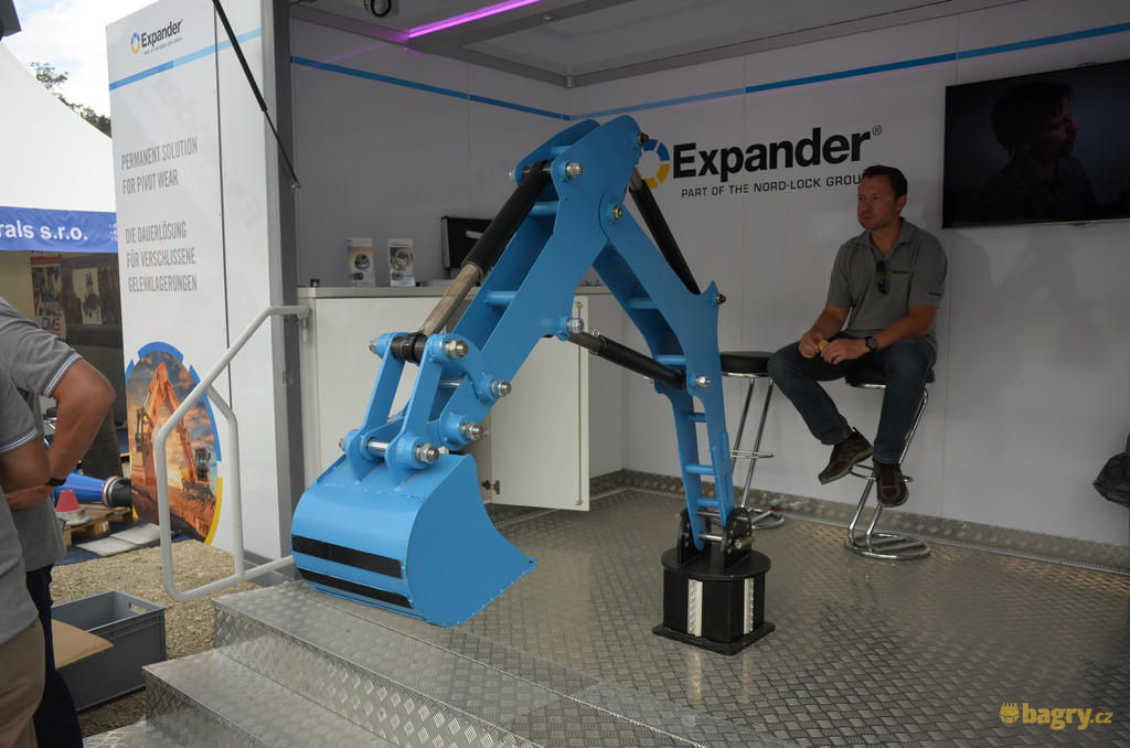 Expander - model podkopového ramene s čepy odolávajícími opotřebení