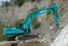 Pásové rypadlo Kobelco SK300NLC při práci