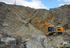 Pásové rypadlo Liebherr R922 při ukázce se skalní frézou Atlas Copco DC 1200