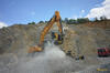 Pásové rypadlo Liebherr R926 s drtící lopatou MB Crusher BF 90.3
