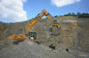Pásové rypadlo Liebherr R926 s třídicí lopatou MB Crusher MB-S18