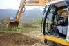 11. Pásové rypadlo Liebherr R924 LC využívá při kopání nivelaci