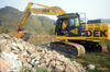 15. Pásové rypadlo Komatsu PC240NLC-11 z půjčovny DEK s drticí lžící Hartl Crusher HBC 650