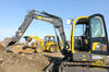 Midirypadlo Volvo ECR58 Plus, v pozadí rypadlonakladač Venieri 10.23C