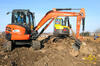 Minirypadlo Kubota U48-4, v pozadí midirypadlo Volvo ECR58 Plus