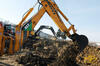 Rypadlonakladač Venieri 10.23C, v pozadí midirypadlo Volvo ECR58 Plus