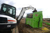 Mobilní třídič Traserscreen DB-100 nakládaný minirypadlem Bobcat E50