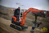 Pásové minirypadlo Kubota K008-3 přemisťuje pěch Chicago Pneumatic MS680