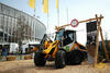 Kolový nakladač Liebherr L 506 Compact demonstruje malou průjezdnou výšku