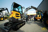 Pásové minirypadlo Volvo ECR25D s vrtacím zařízením Augertorque X2500 Earth Drill na adaptéru EBF