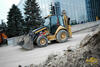 Rypadlonakladač Caterpillar 422E při skutečné práci u pavilónu D