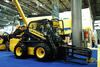 Smykem řízený nakladač New Holland L230 s kleštěmi EBF na balíky