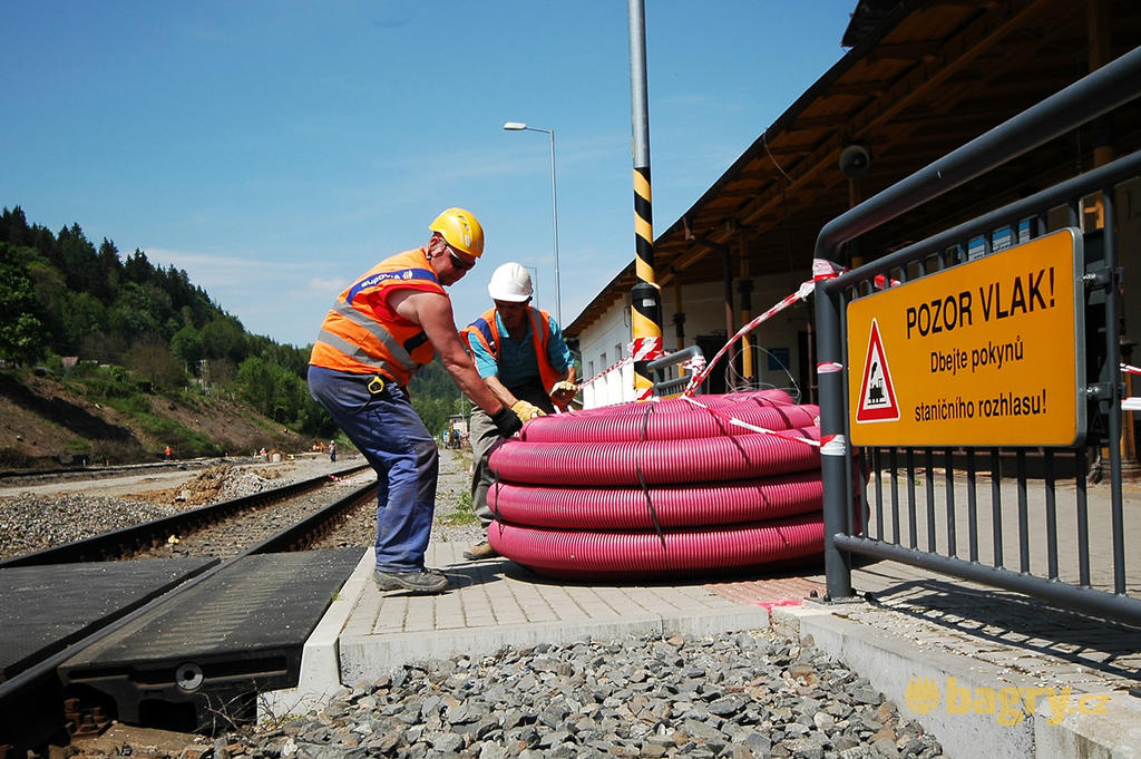 Hanušovice - Pracovníci přesunují chráničku elektrických kabelů směrem k výkopu