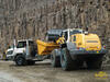Kolový nakladač Liebherr L586 nakládá dempr Liebherr TA230
