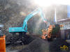 Pásové rypadlo Kobelco SK350 NLC nakládá do mobilního třídiče Rockster R700S
