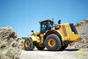 Kolový nakladač Caterpillar 972K jede k třídiči